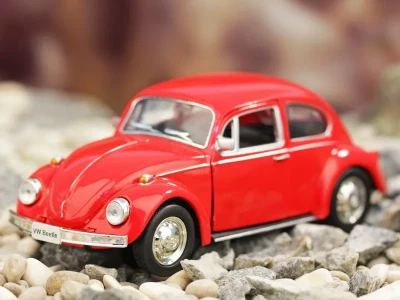 Машина Ideal 1:30-39 Volkswagen Beetle (блест. метал. фиолет.)
