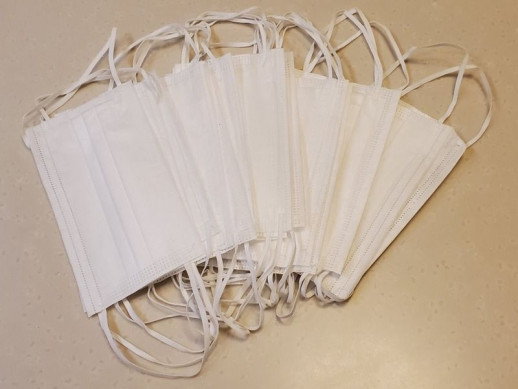 Маска защитная трехслойная на резинке с фиксатором для носа (20шт.)