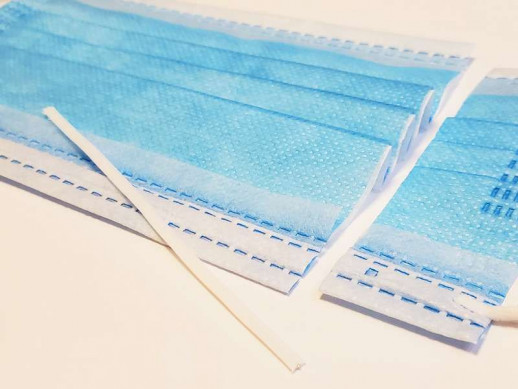 Маска защитная трехслойная на резинке с фиксатором для носа (50шт)