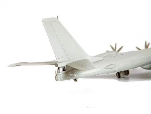 Сборная модель ZVEZDA Советский стратегический бомбардировщик Ту-95 (ограниченная серия), 1/144