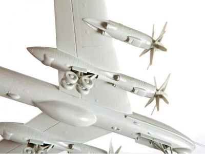 Сборная модель ZVEZDA Советский стратегический бомбардировщик Ту-95 (ограниченная серия), 1/144