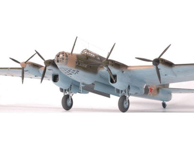 Сборная модель ZVEZDA Советский дальний бомбардировщик ПЕ-8, 1/72