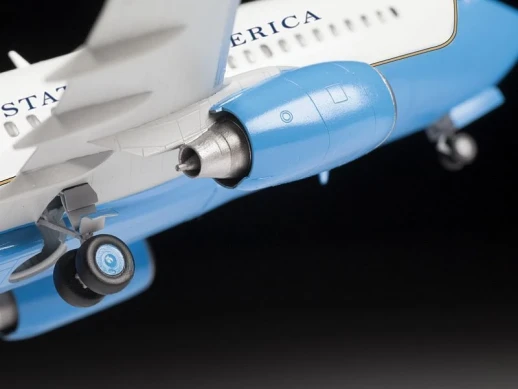 Сборная модель ZVEZDA Пассажирский авиалайнер Боинг 737-700 С-40B, 1/144