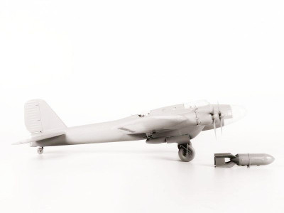Сборная модель ZVEZDA Советский тяжелый бомбардировщик ТБ-7, 1/72