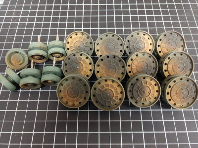 Опорные 12шт и поддерживающие 6шт  катки (металл ) для танка КВ-1 и КВ-2