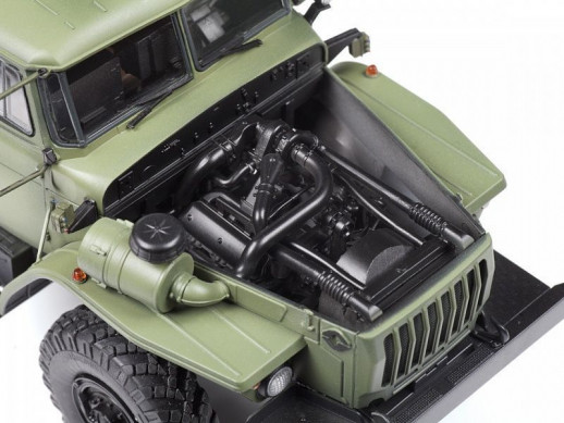 Сборная модель ZVEZDA Российская самоходная реактивная система залпового огня "Град" БМ-21, 1/35